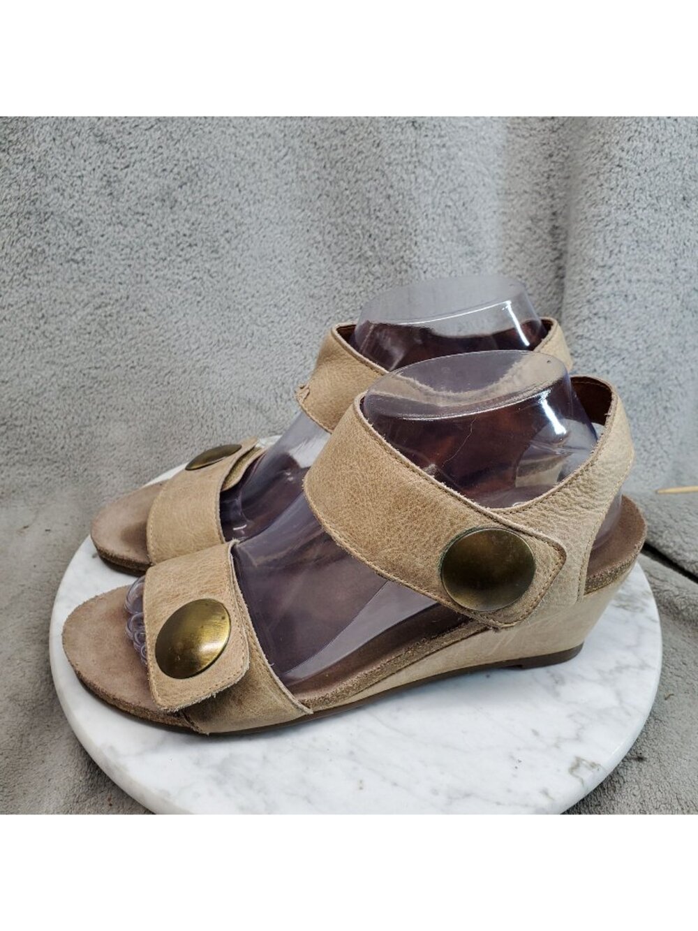 Taos Shoes Womens Size EU 39 US 8.5 Carousel Tan Leather Wedge Sandals *Read*